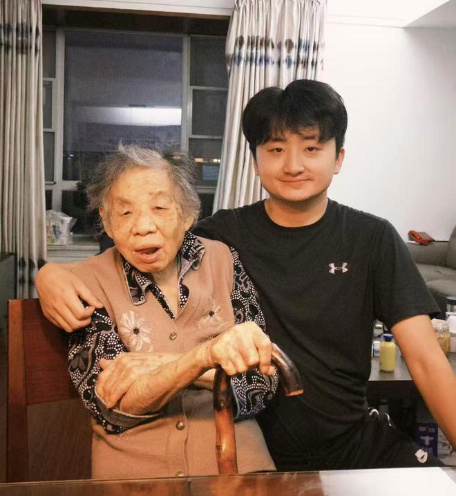 奶奶去世后 我将她记录进游戏卡带